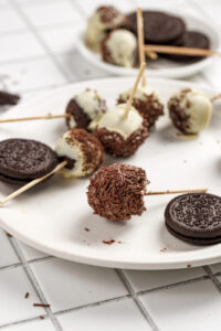 Easy Oreo Cake Pops That Taste...
