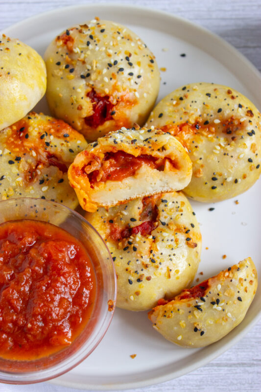 Easy Pizza Stuffed Bagel Bombs –